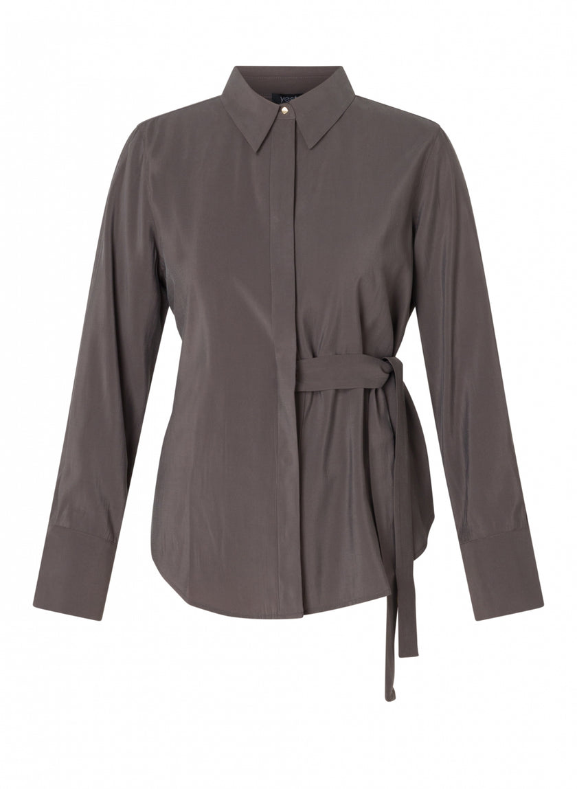 Clara - Chocoladebruin: Een blouse met lange mouwen in een zachte viscosemix met een puntige kraag en chique ceintuur met striksluiting aan de zijkant, getoond in donker chocoladebruin op een witte achtergrond.