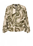 De Carmen - Army Green blouse is een viscose top met lange mouwen, een organische groene, beige en witte print, een ronde halslijn met gedeeltelijke split aan de voorkant en gerimpelde details bij de hals en manchetten.