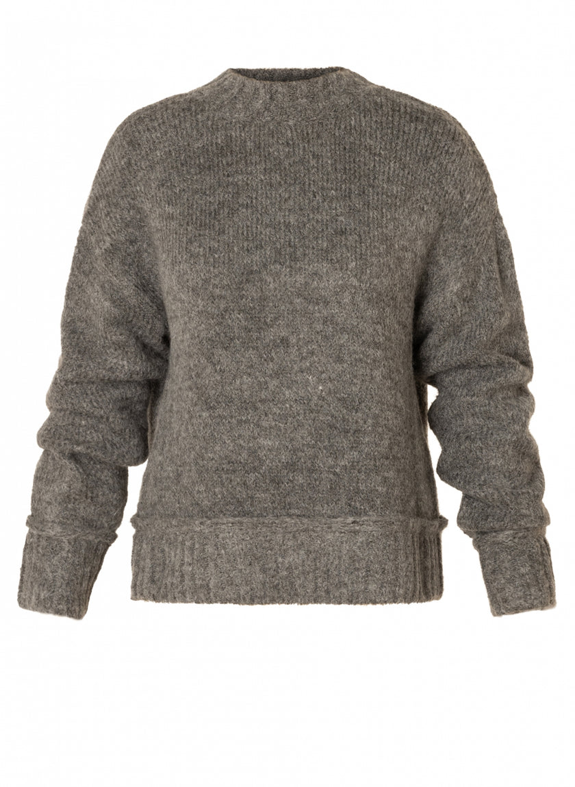 De Olieve Essential is een effen grijze grofgebreide trui met lange mouwen, een ronde hals en geribde boorden en zoom, afgebeeld op een witte achtergrond.