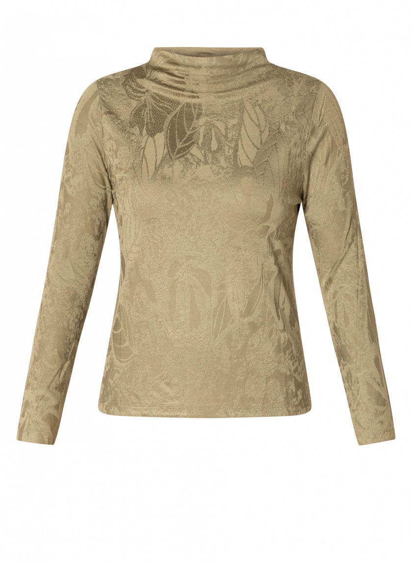 Constança - Sage: Slank vallende beige coltrui met lange mouwen en een subtiel bloemen- en bladpatroon op een witte achtergrond.