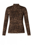 De Omani Essential - Leopard is een getailleerde top met lange mouwen, een hoge halslijn en bruinzwarte luipaardprint. Stijlnummer 0005856.