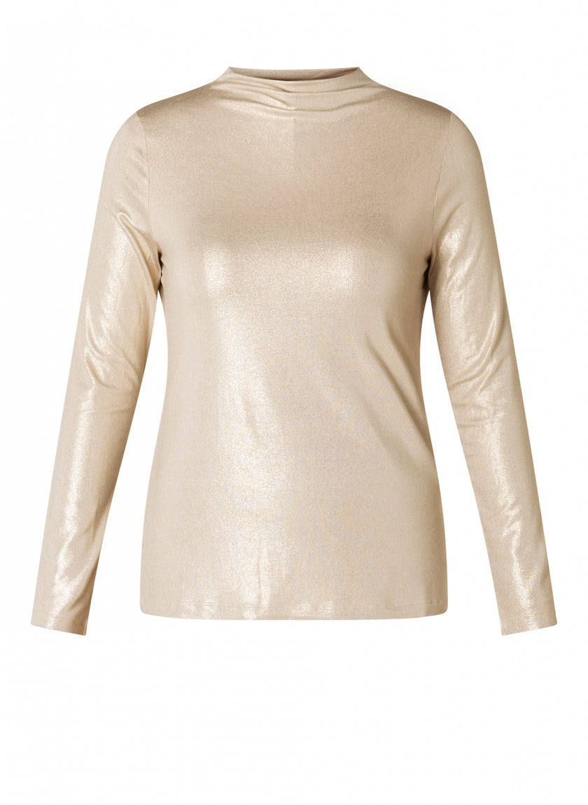 Candela - Zand: Slim-fit longsleeve in metallic goud met een hoge ronde halslijn, gemaakt van glanzende, gladde viscosemix stof en getoond op een effen witte achtergrond.