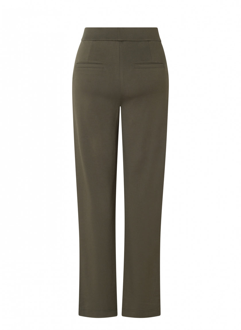 De Paloma Essential in olijfgroen-beschikbaar in 4 kleuren-is een rechte zachte pantalon met een mid-rise taille, getailleerde band, twee paspelzakken achter, jersey kwaliteit, elastische tailleband, afgebeeld op een witte achtergrond.