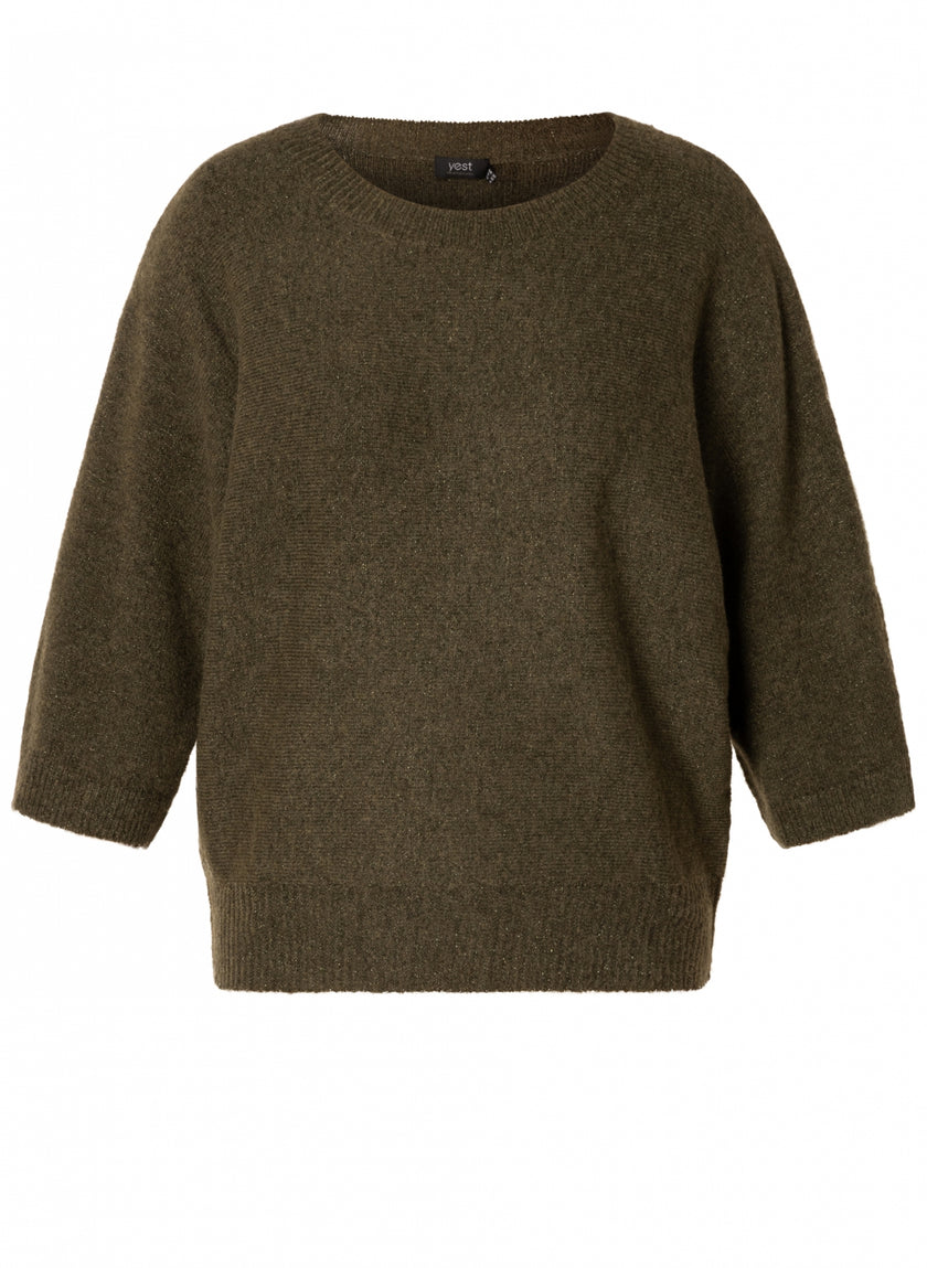 De Cati - Army Green sweater is een losvallende top met lange mouwen, een ronde hals en geribde zoom en manchetten. Hij heeft een olijfgroene kleur en is afgebeeld op een witte achtergrond.