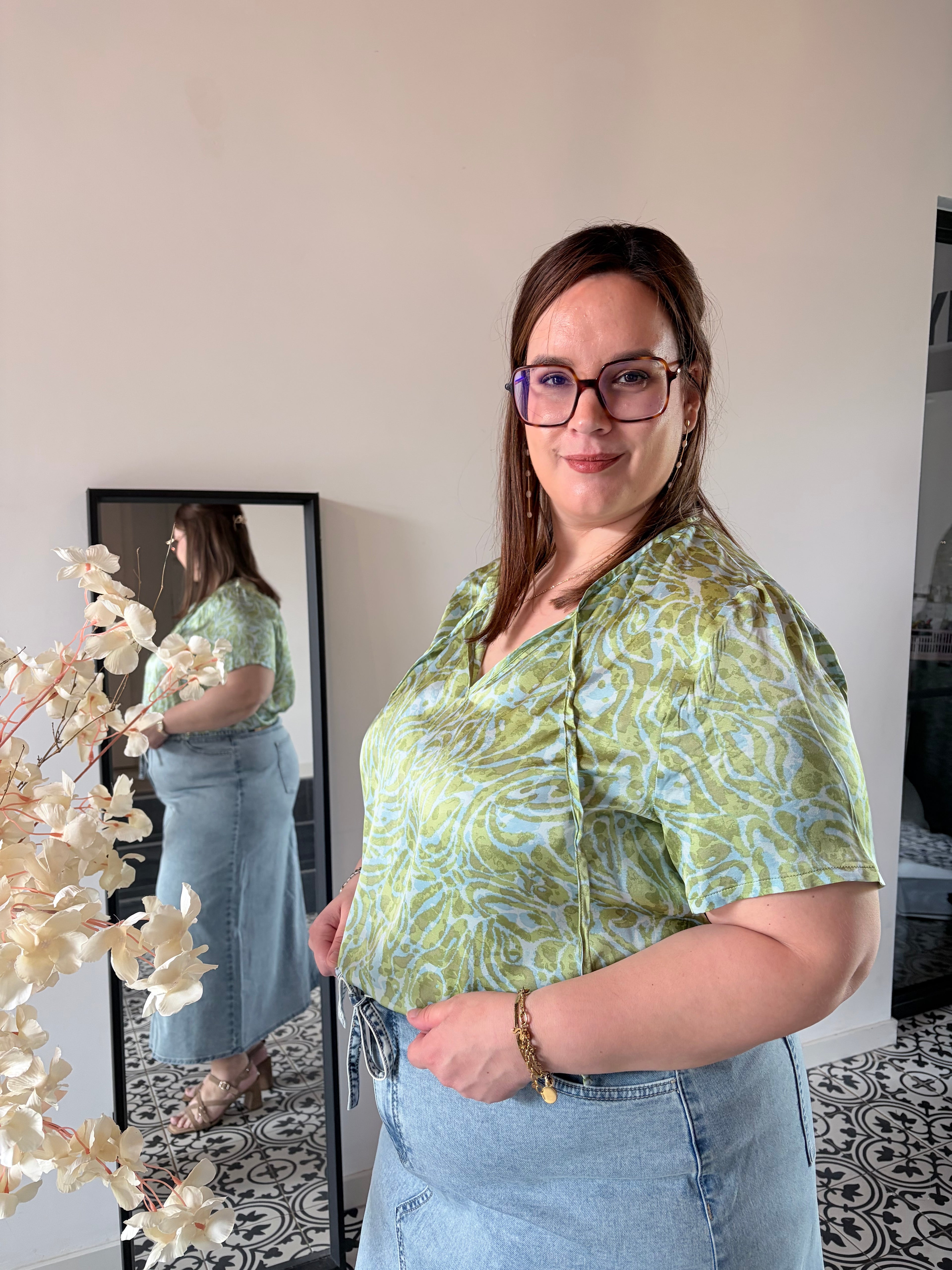 Yest Kimbra blouse groen met print en korte mouwen gecombineerd met denim rok
