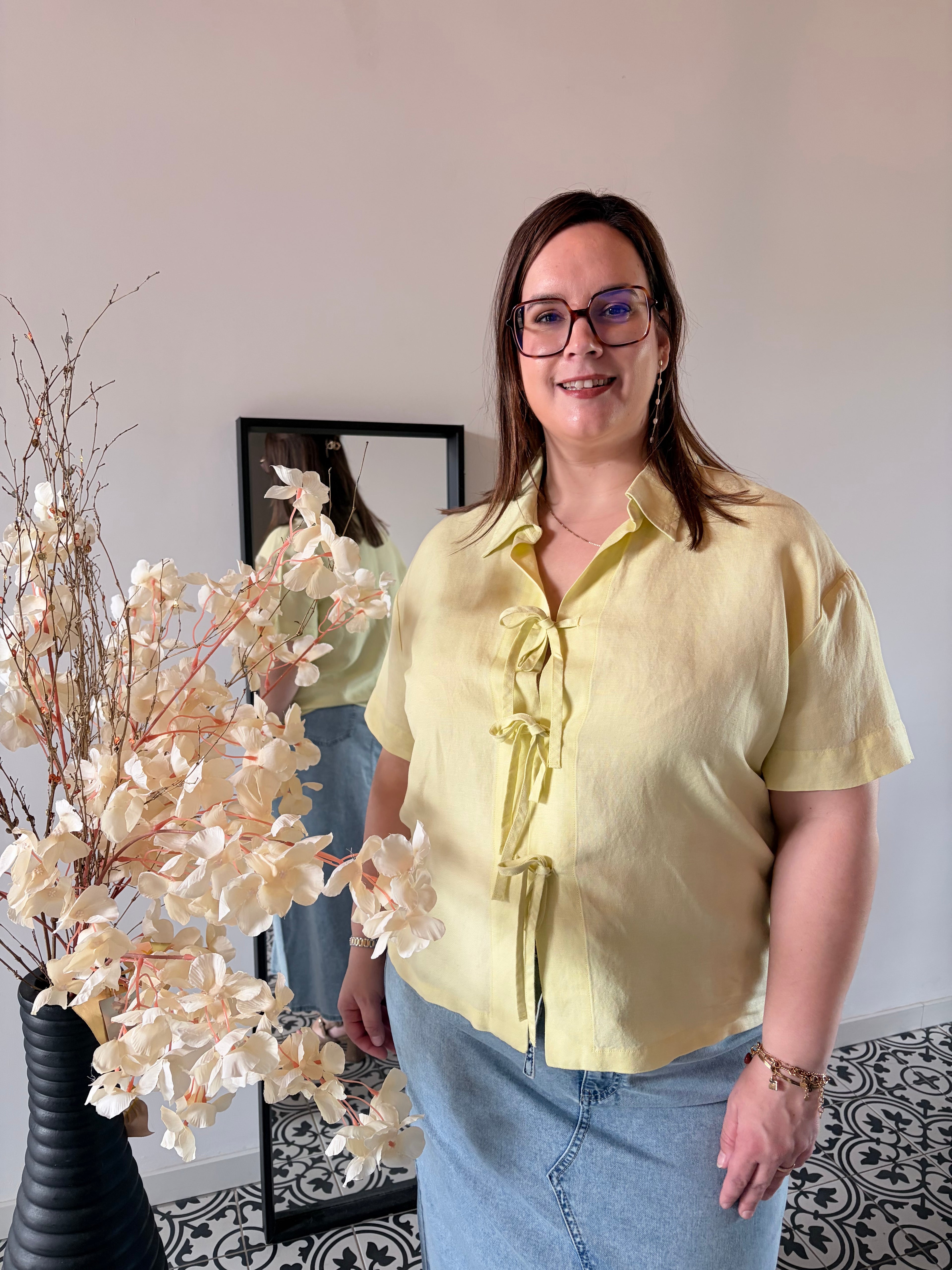 Yest Karinne geel bloesje met striksluiting en korte mouwen gedragen met denim rok