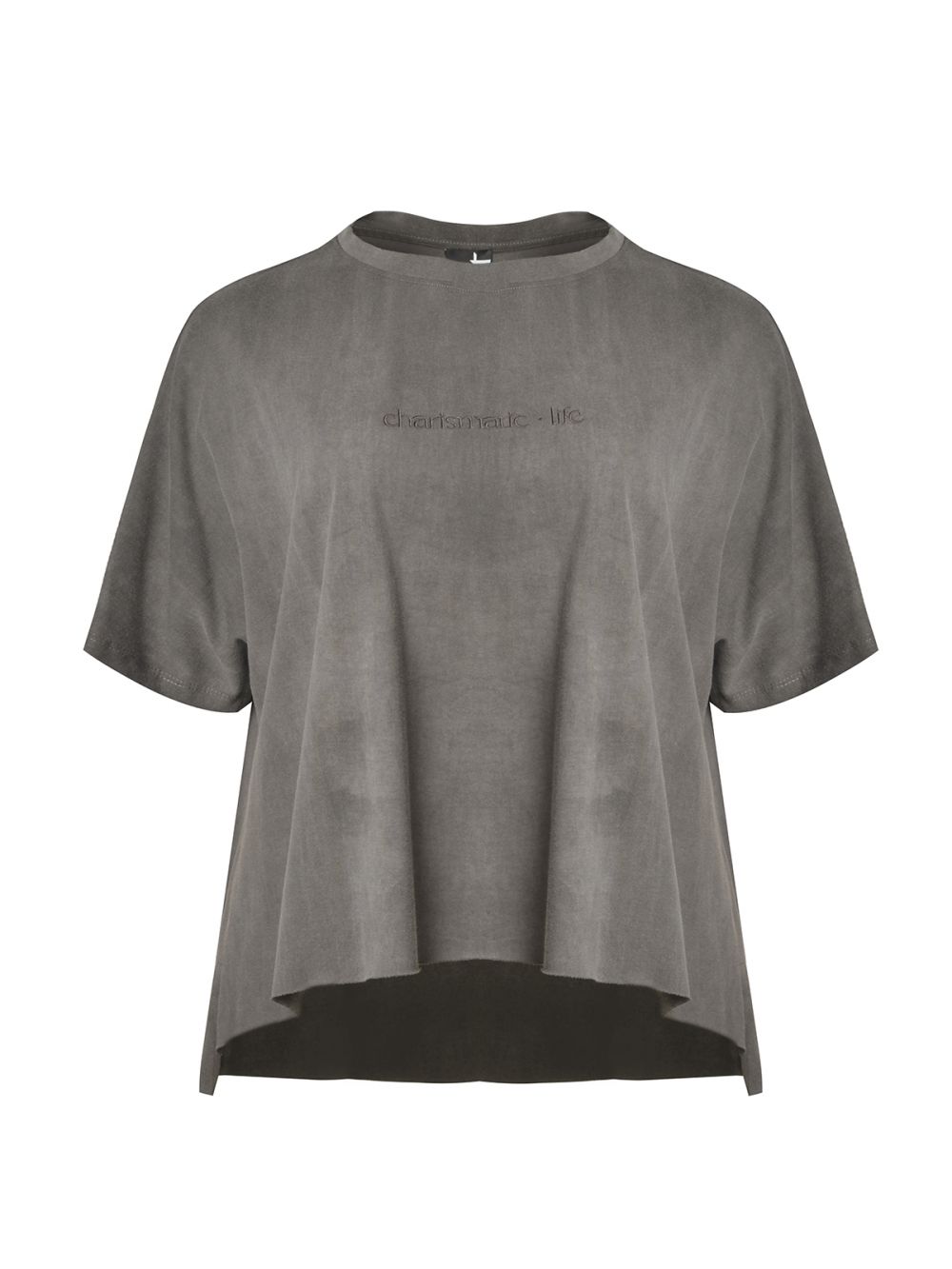 Het T-shirt grijs van Mat Fashion is een loose-fit grijs T-shirt met korte mouwen, subtiel borduursel op de borst en een hoog-laag boord op een effen witte achtergrond - ideaal voor een charismatisch leven.