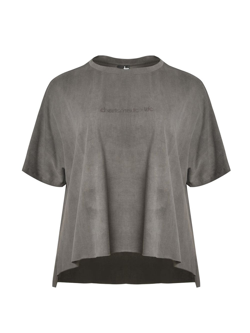 Het T-shirt grijs van Mat Fashion is een loose-fit grijs T-shirt met korte mouwen, subtiel borduursel op de borst en een hoog-laag boord op een effen witte achtergrond - ideaal voor een charismatisch leven.