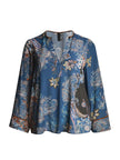 De Bohemian blouse van Mat Fashion heeft een blauwe basis met ingewikkelde veelkleurige paisley- en bloemenprints, een subtiele V-hals en wijde mouwen voor een moeiteloze boho-look.