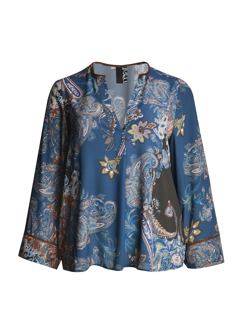 De Bohemian blouse van Mat Fashion heeft een blauwe basis met ingewikkelde veelkleurige paisley- en bloemenprints, een subtiele V-hals en wijde mouwen voor een moeiteloze boho-look.
