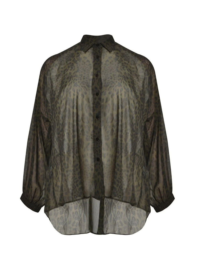 Hemd met print van Mat Fashion: een transparante, losvallende panterprint blouse met donkergroene en zwarte animalprint, lange mouwen met manchetten en een high-low zoom voor een stijlvolle uitstraling.