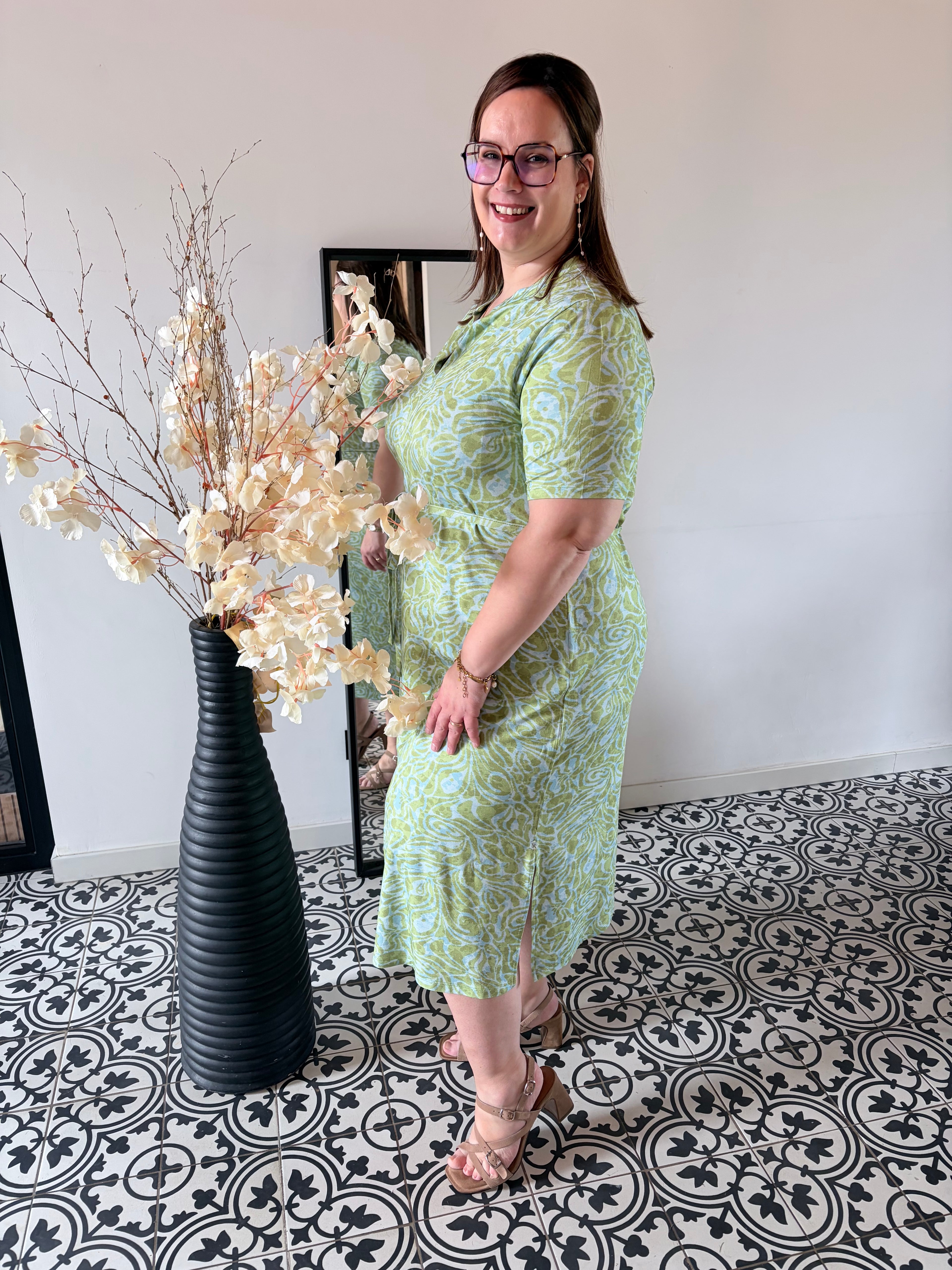 Yest Genniger Essential groene midi jurk met print en strikceintuur gedragen met sandalen
