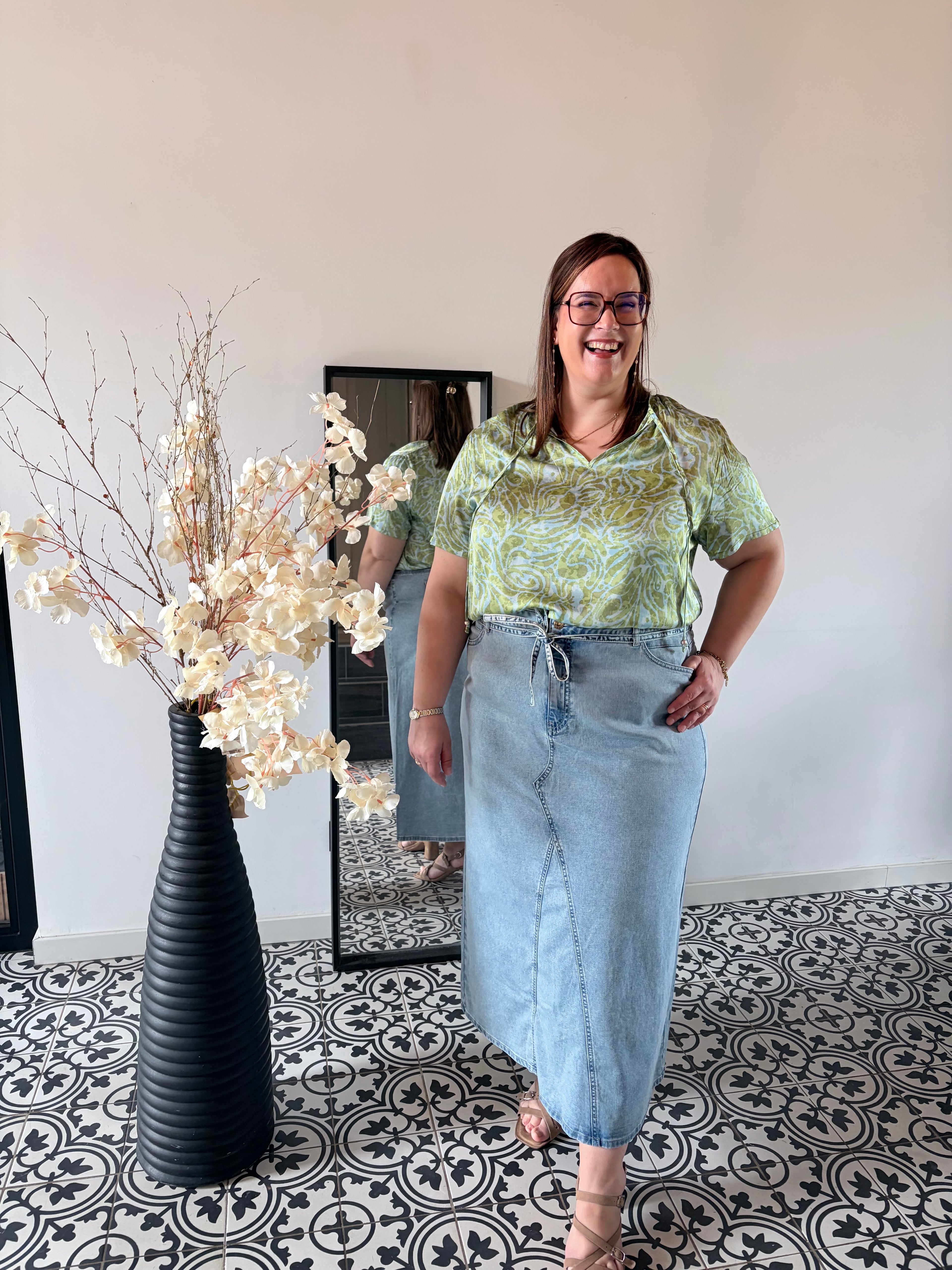 Yest Kimbra blouse groen met print en korte mouwen gecombineerd met denim rok
