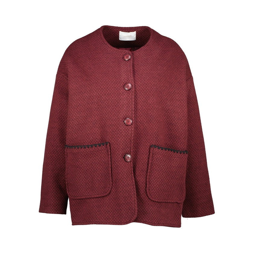 De Beatrice Jas - Bordeaux is een kastanjebruin wollen vest met een ronde halslijn, knoopsluiting aan de voorkant, twee grote zakken aan de voorkant en zwarte boorden boven de zakken.