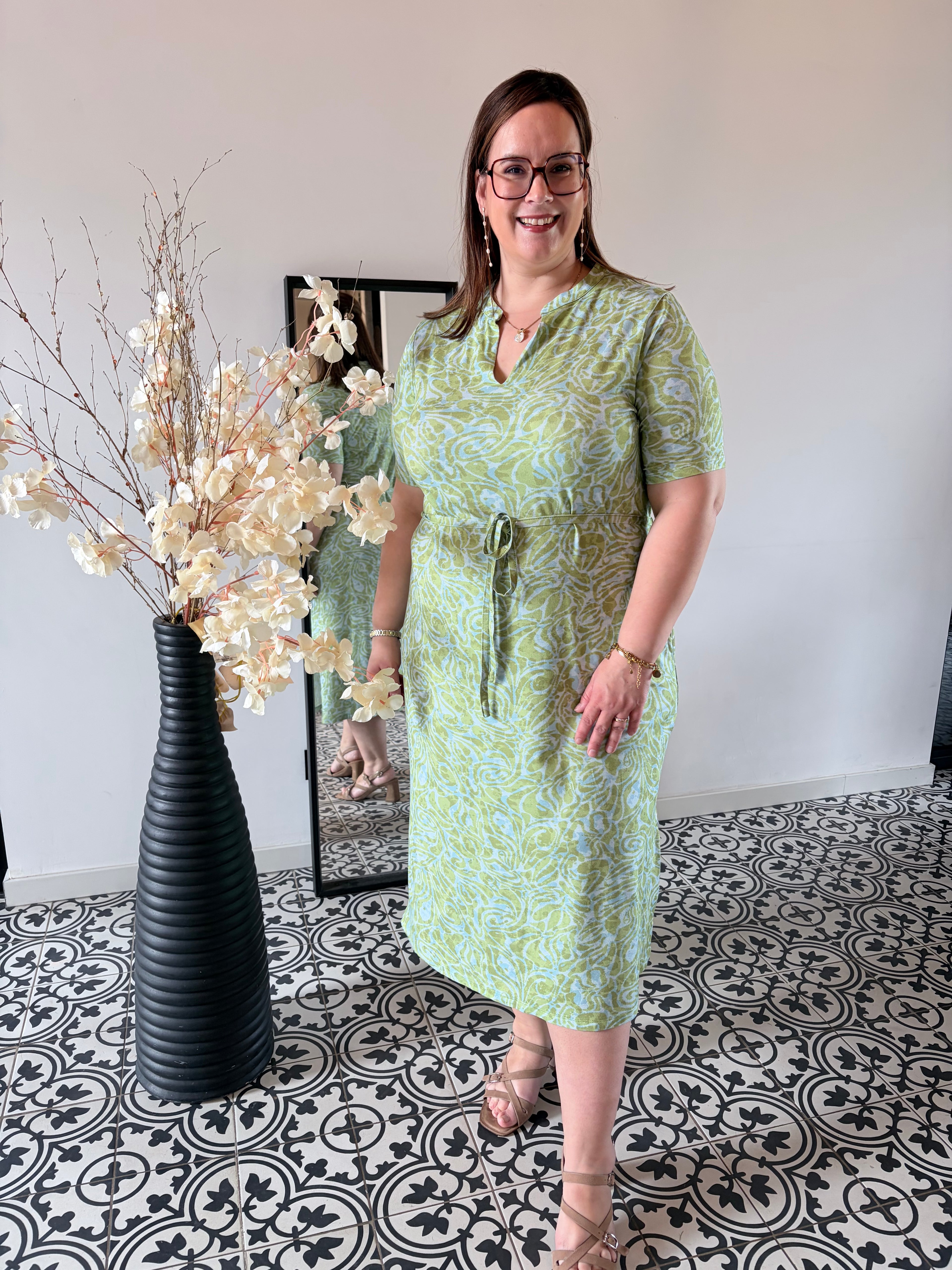 Yest Genniger Essential groene midi jurk met print en strikceintuur gedragen met sandalen
