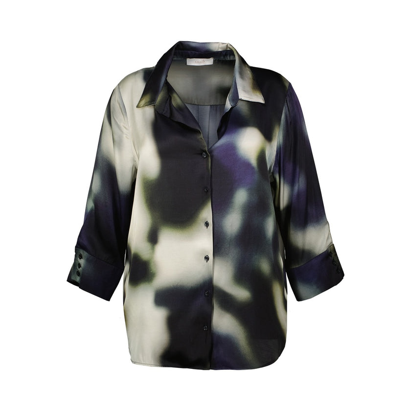 De Fiona Hemd - Navy is een blouse met lange mouwen, een kraag en manchetknopen, met een zwart, wit en olijfgroen abstract patroon. Het shirt is afgebeeld op een witte achtergrond.