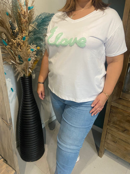 Een vrouw draagt het trendy 